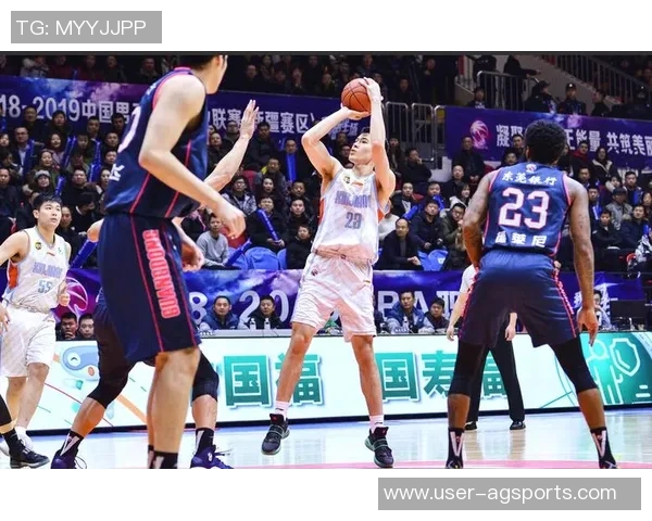 亚当斯在比赛中崴脚但表现稳定跑动无明显跛行状态良好